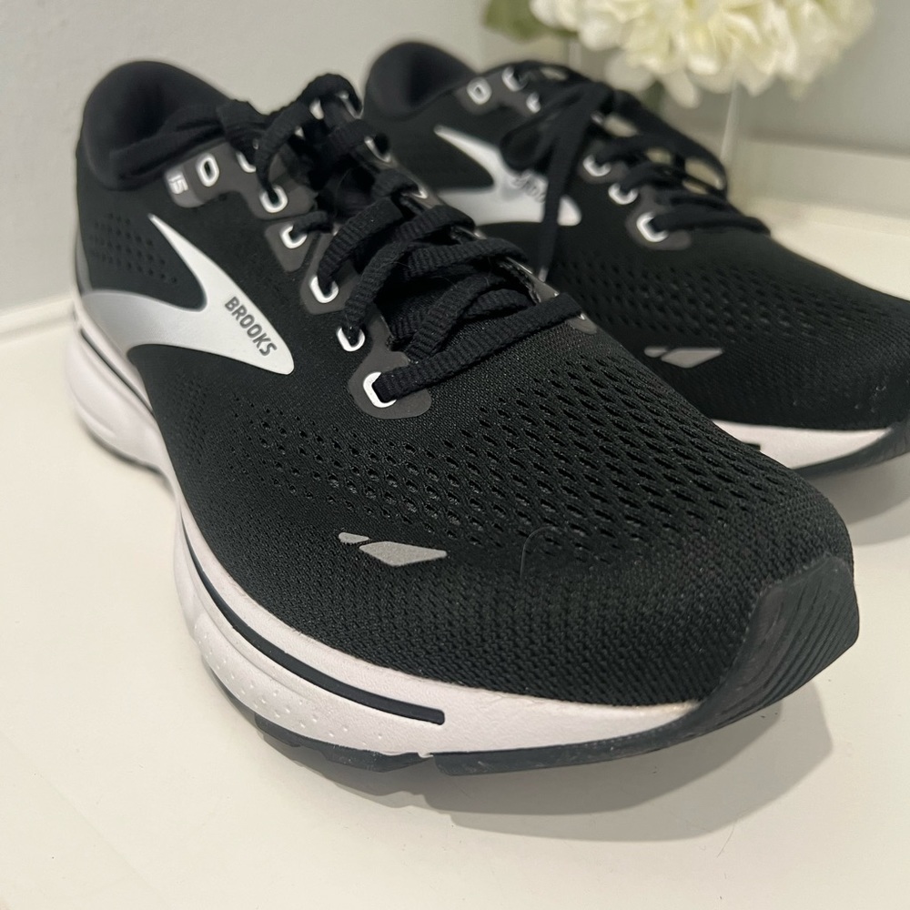 Brooks Womens Ghost 15 size 9.5 NWT